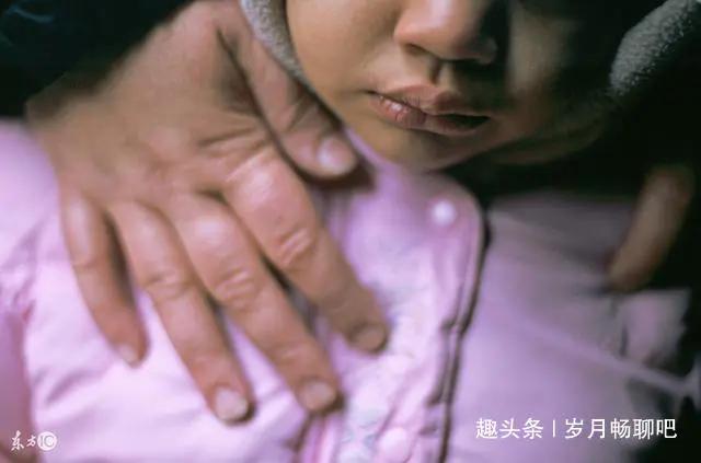 被丈夫暴打的她离家出走活出了自己的精彩，之后又把女儿接到身边