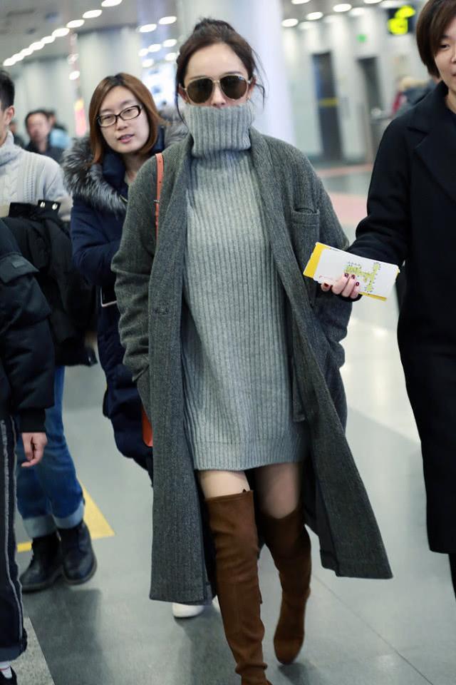 杨幂登大刊封面复古时髦超惊艳,杨幂登大刊封面演绎黑金时尚