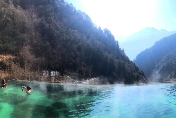 古尔沟野外温泉,古尔沟山庄泡温泉