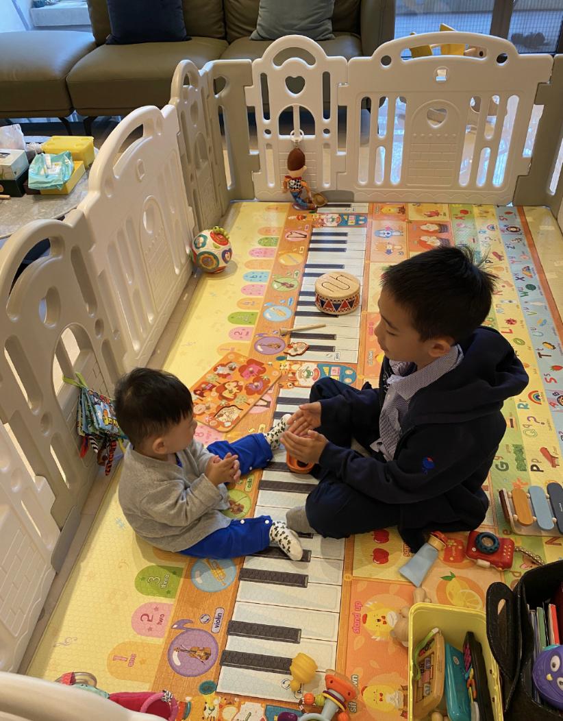 jasper小小春模仿爸爸笑,jasper小小春动态图