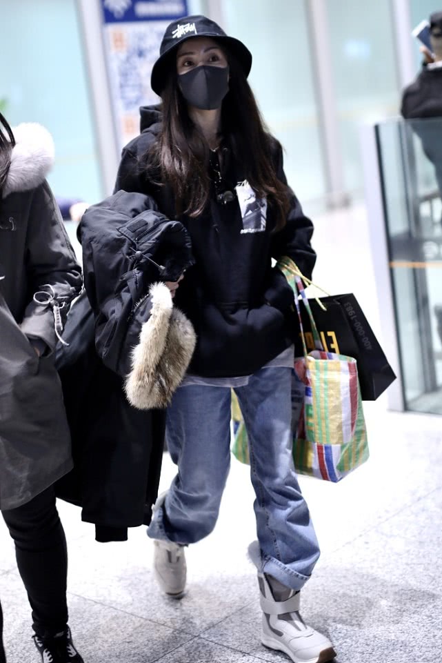 张天爱等明星镂空白西装造型,张天爱穿衣风格展现多元时尚世界