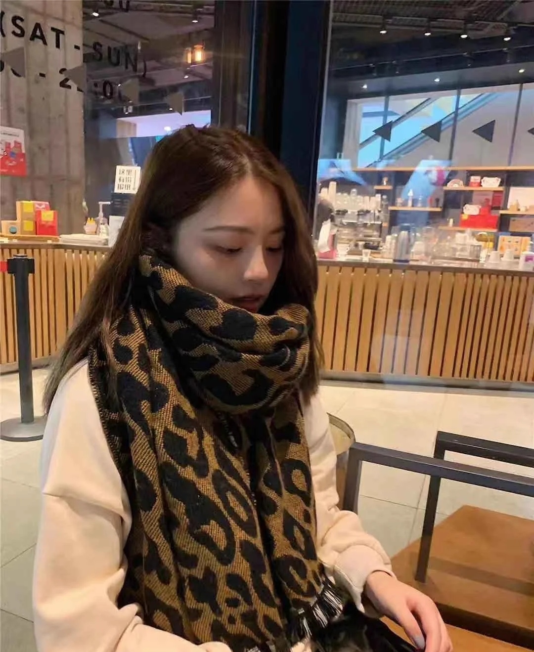 围巾怎么系才能好看又时尚,女士怎么样系围巾更好看