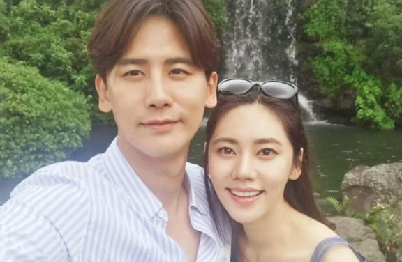 她是中国知名的韩国演员，从小被母亲诅咒“去死”，还被骗拍裸照