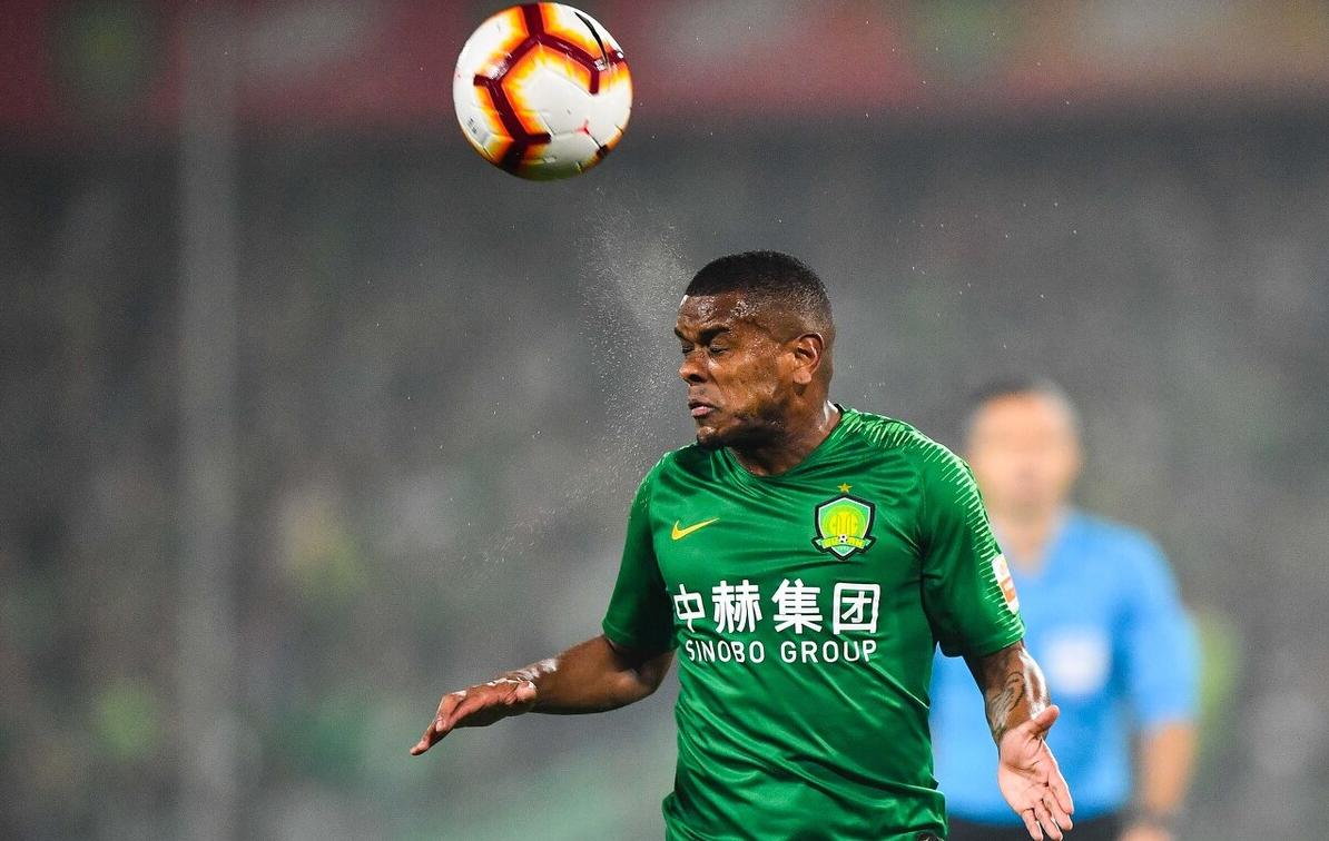 国安旧将签约新东家,国安完成首笔引援签下当红国脚