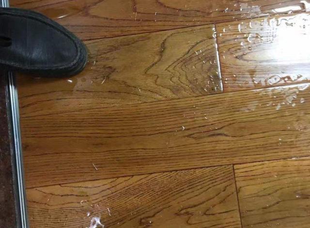 强化地板泡水？别听别人忽悠，请人处理白花钱，自然蒸发最有效