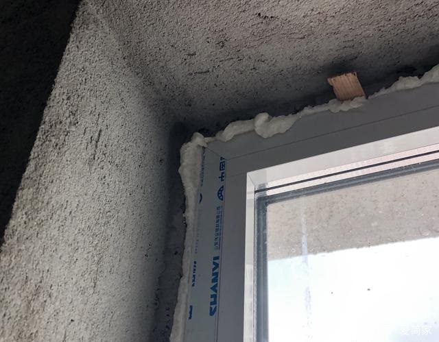 房子靠马路太吵无法入眠,新房靠近马路晚上睡觉很吵怎么办