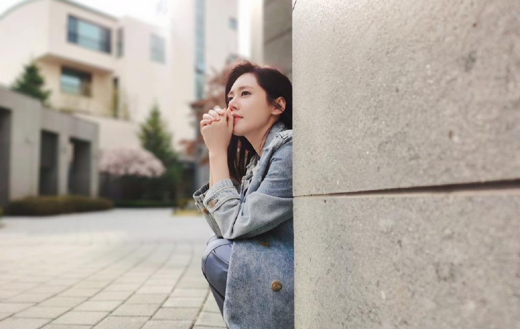 “中国媳妇”秋瓷炫气质不是盖的,穿破洞的外套,依旧让人心动