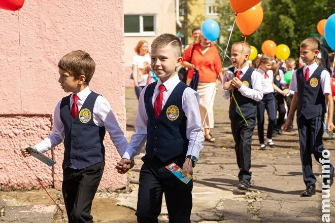 美女求代购俄版书，闲聊中俄边境边民带货赚钱的琐碎