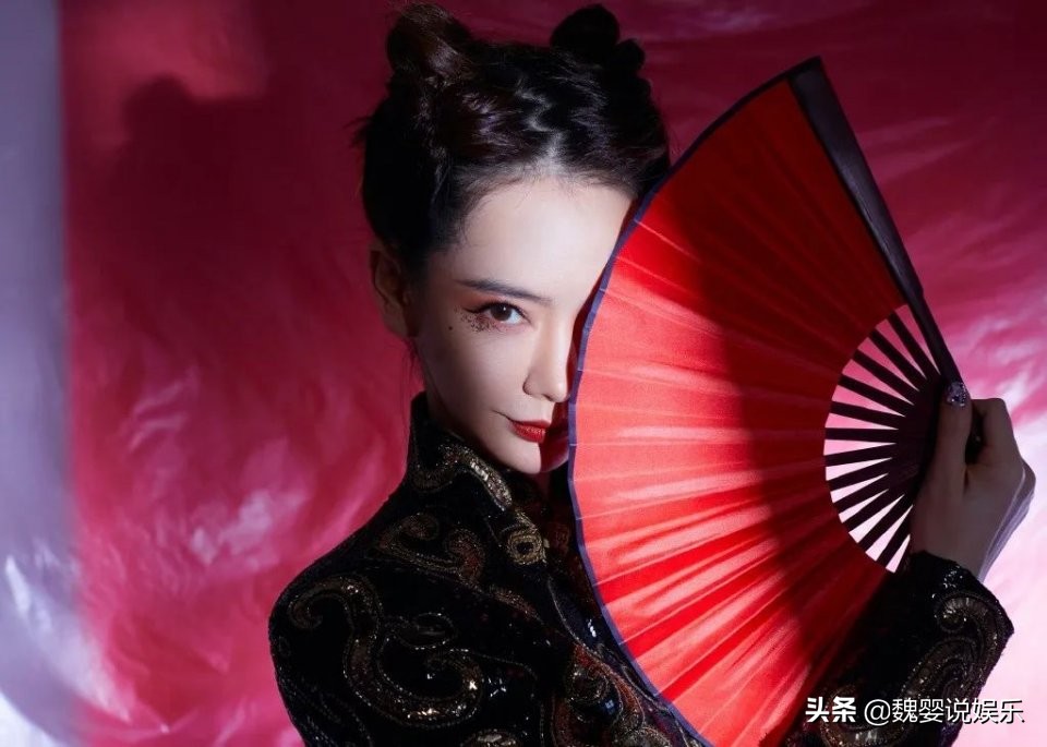 讲真的｜戚薇钟楚曦跳槽做美妆博主，你看谁更行？