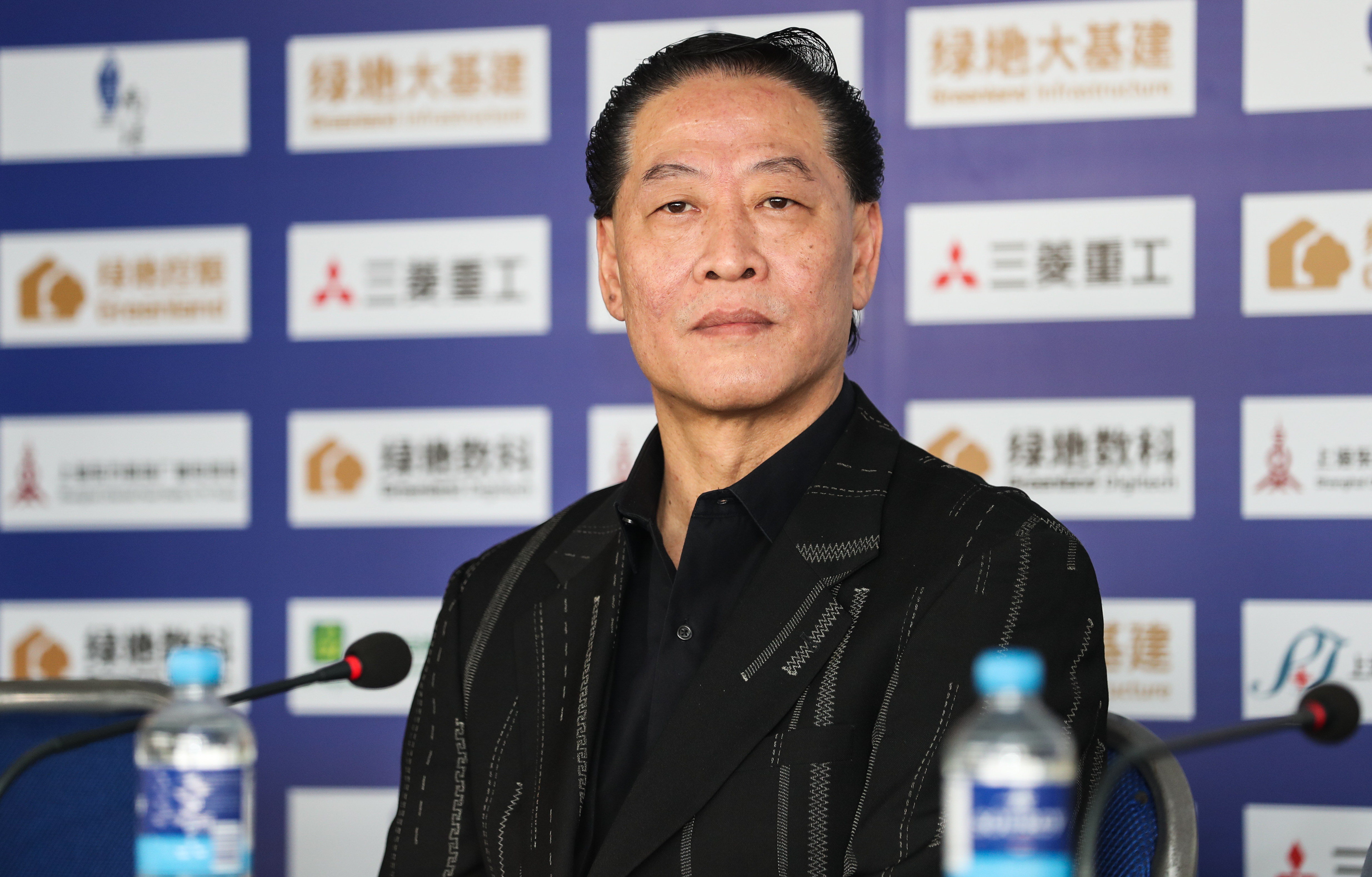 战旗高扬雄鹰奋飞,战旗飘扬斗志昂扬