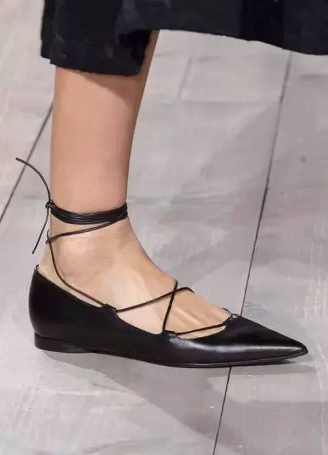 哪个品牌鞋子可以根据脚型定制,买鞋子穿才好看