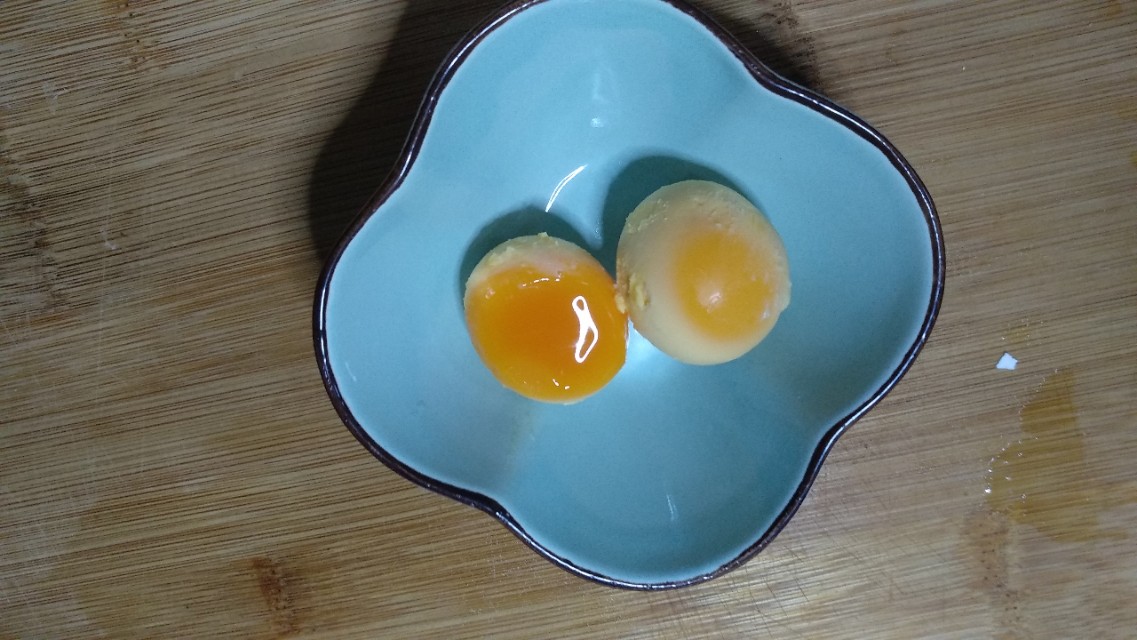 咸鸭蛋太咸了怎么能让它不咸,咸鸭蛋太咸了怎么做饼