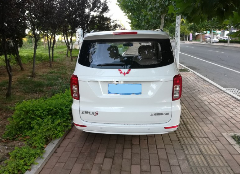 新五菱宏光s七座后面多宽,新款五菱宏光s五座的最高配