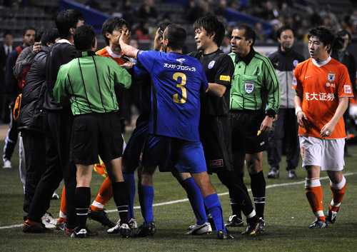 2008年东亚杯李玮峰锁喉日本队长,国足日本李玮锋锁喉