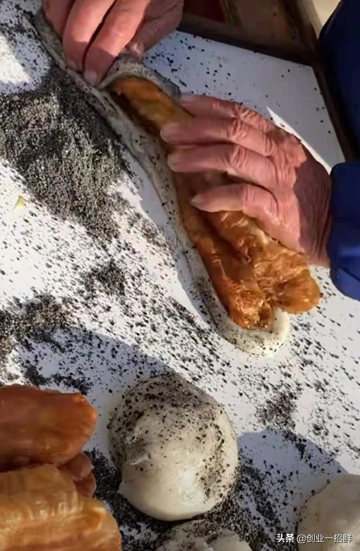 一前一后都火啦，这对双胞胎特色小吃太奇葩