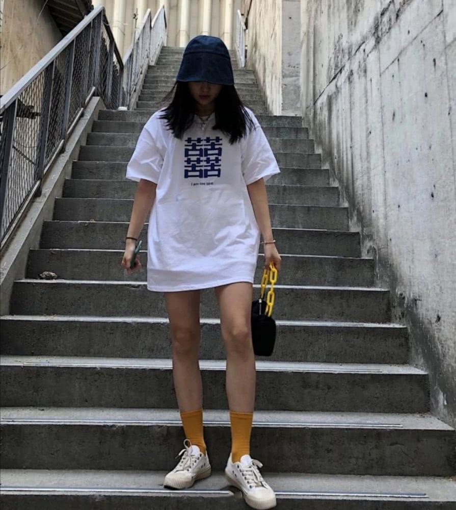 微胖黑色t恤怎么穿才好看,肥t恤女怎么搭配