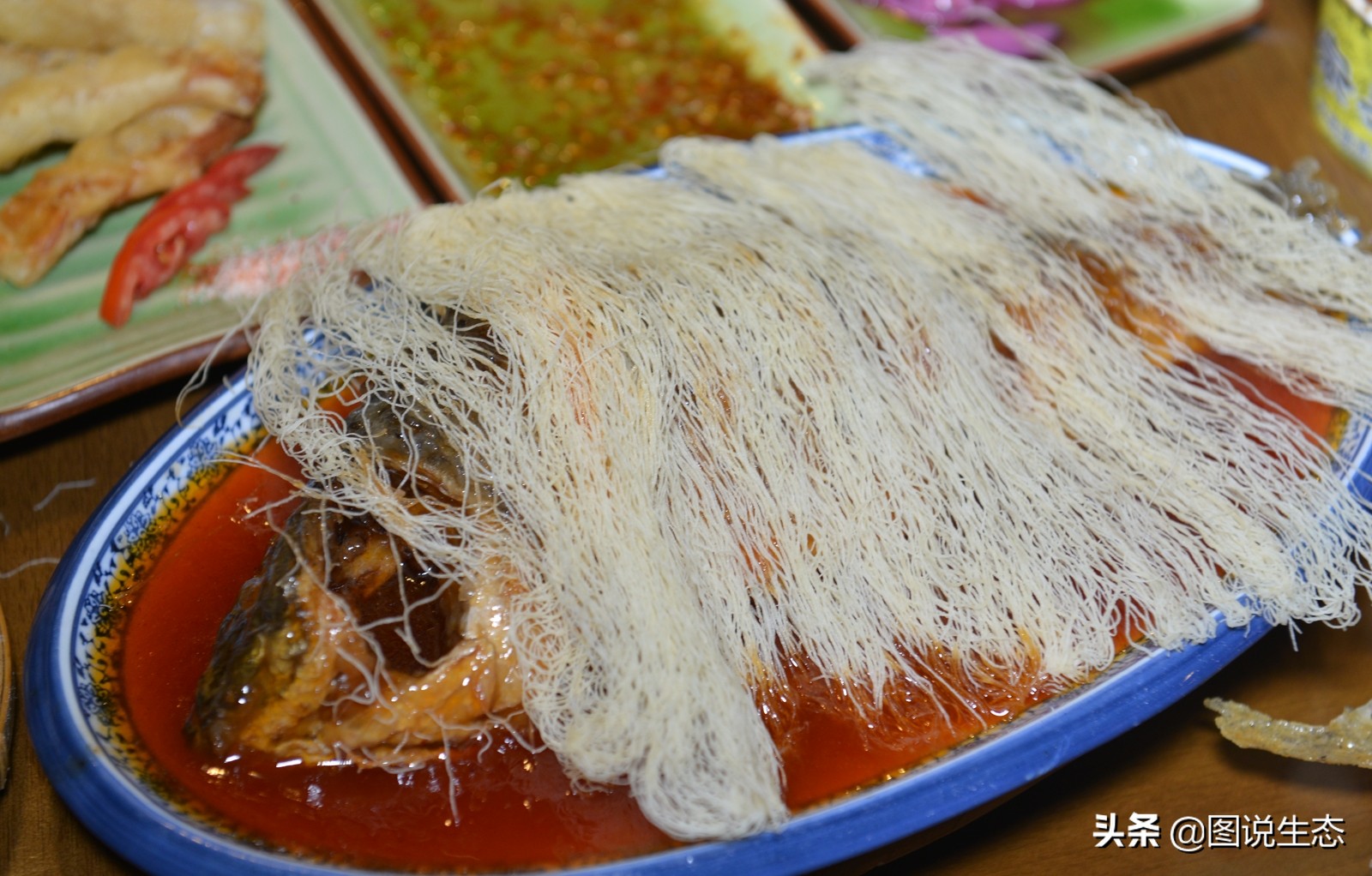 华灯初上，开封香飘夜空，叫卖声、欢笑声构成夜市版的清明上河图