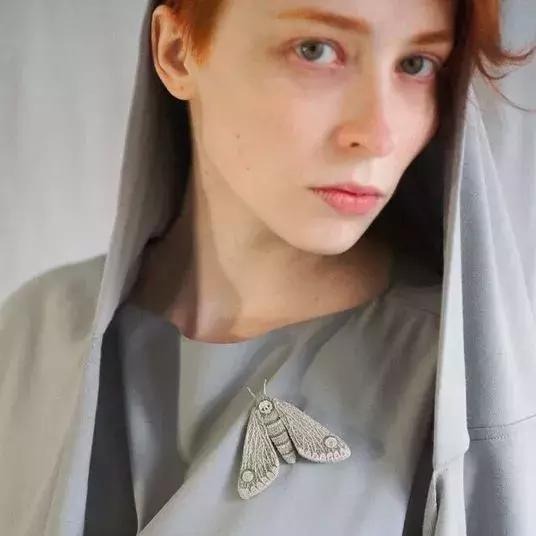 当一个程序员迷上了刺绣，就算手骨折了也无法阻止她……