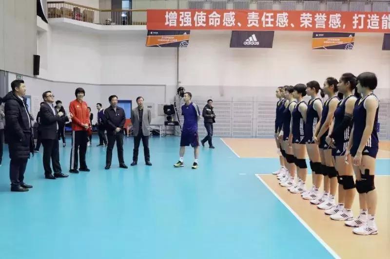 采访时看到刘国梁的眼神秒收笑容,刘国梁紧张到手足无措