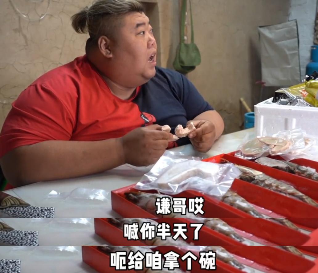 胖猴仔吃西红柿炖牛排,胖猴仔吃炖牛排