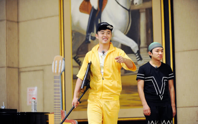 杨烁携家人出游夫妻同框似两辈人,杨烁陈赫