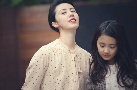 “最精致姥姥”惊现商场，和孙子胜似姐弟，网友：吃防腐剂了吧