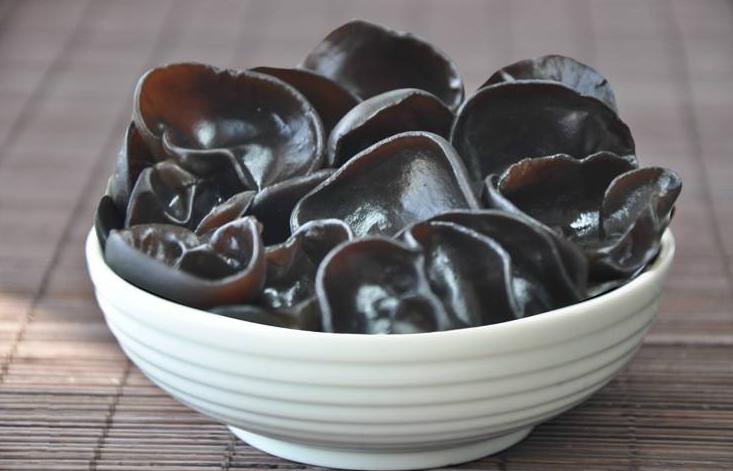 泡木耳只用清水泡等于吃虫卵,用淘米水洗木耳