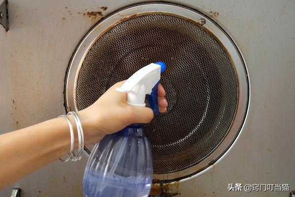 现在才知道清理厨房油污这么简单,清洗油烟机去油渍最有效的方法