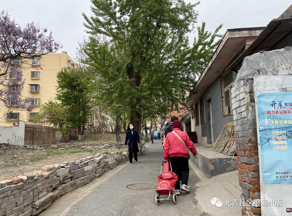 路窄难走、道旁还晾晒衣裳……通州北苑这条“羊肠”小巷啥时能通畅?