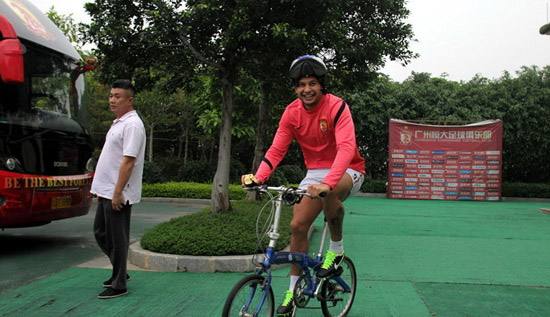 这位国脚拿上亿年薪，座驾却不到10万