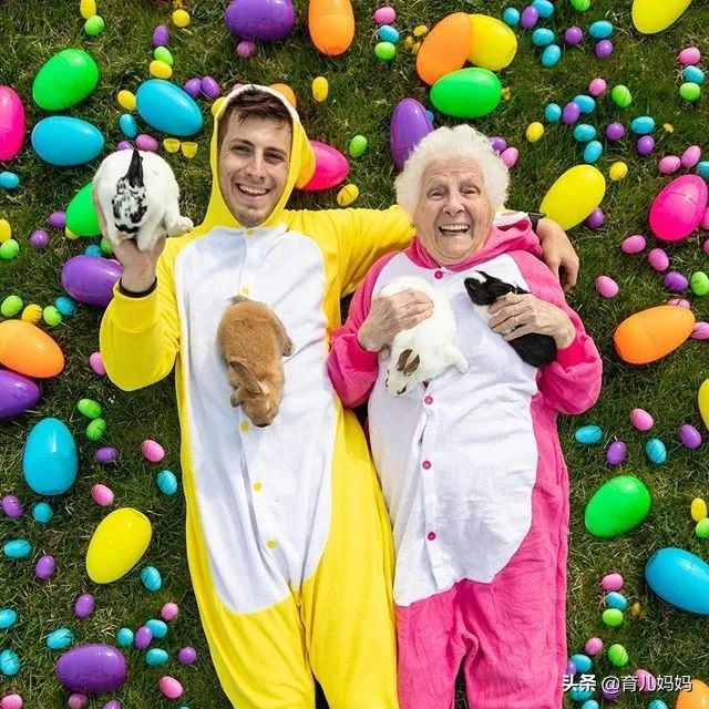 93岁奶奶恶搞27岁孙子一夜爆红！千万网友实力围观：奶奶太坑了！