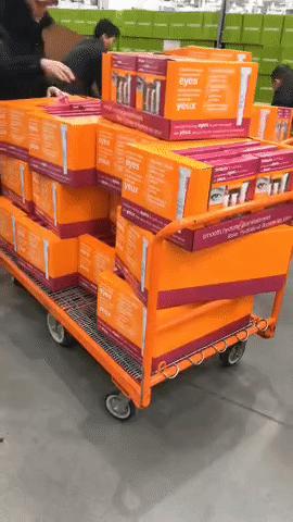 差价赚疯了！加币贬值代购疯抢眼霜一家老小整箱狂搬