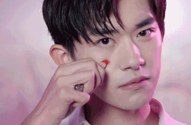 最近男明星代言护肤品,明星代言化妆品为什么不抹脸上