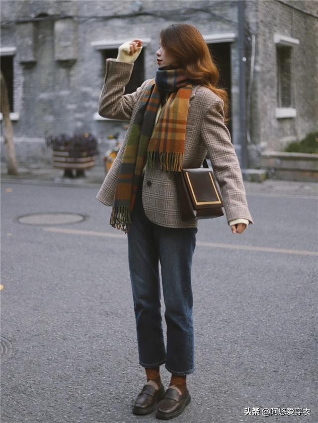 修身款小西装搭配什么裤子好看,短款小西装怎么搭配好看又时尚