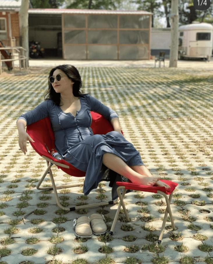 朱珠晒孕期日常照,身材走样明显胳膊粗壮,6个月孕肚任由马亲吻