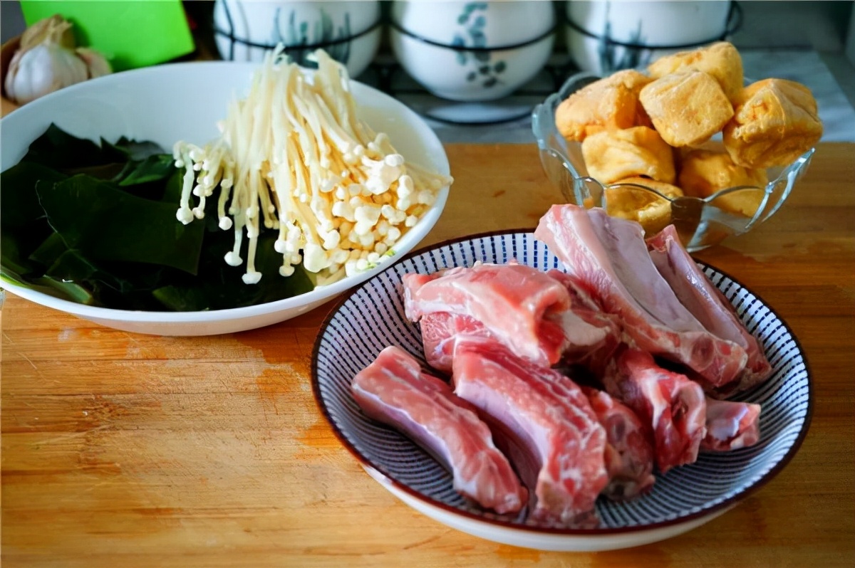 海带汤和排骨一起炖可以吗,海带排骨汤和菜能一起煮吗