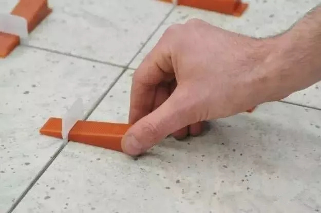 瓷砖下面砂灰层一直不干,瓷砖背面的砂浆如何处理掉