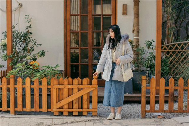 羽绒服小个子内搭裙145-150高级感,小个子羽绒服搭半身裙长度