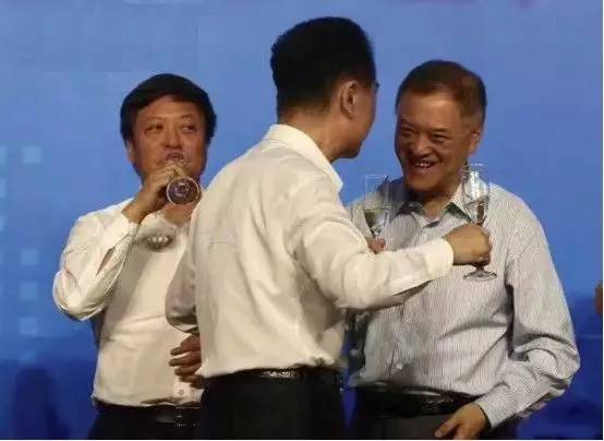 壕砸1000亿，熟悉的“老王”回来了