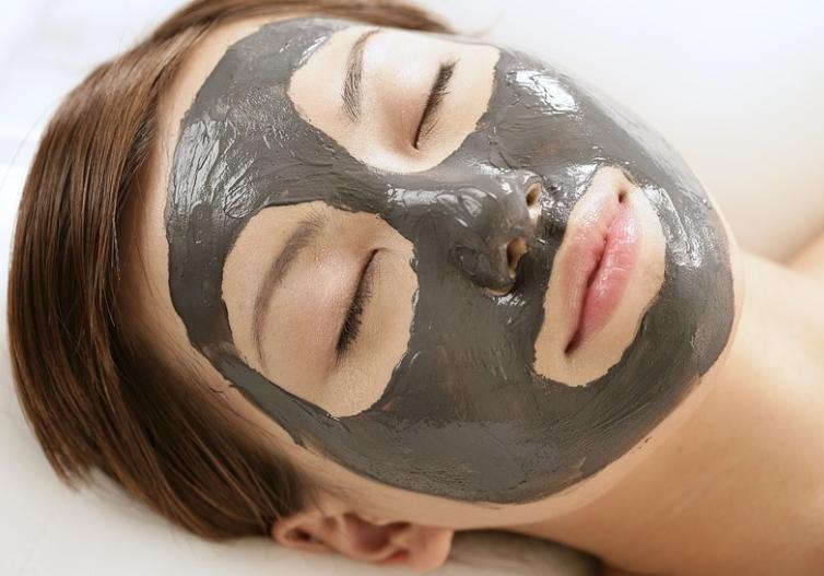 李敬美肤小课堂：女生容易长痘痘，那么长痘期间可不可以敷面膜？