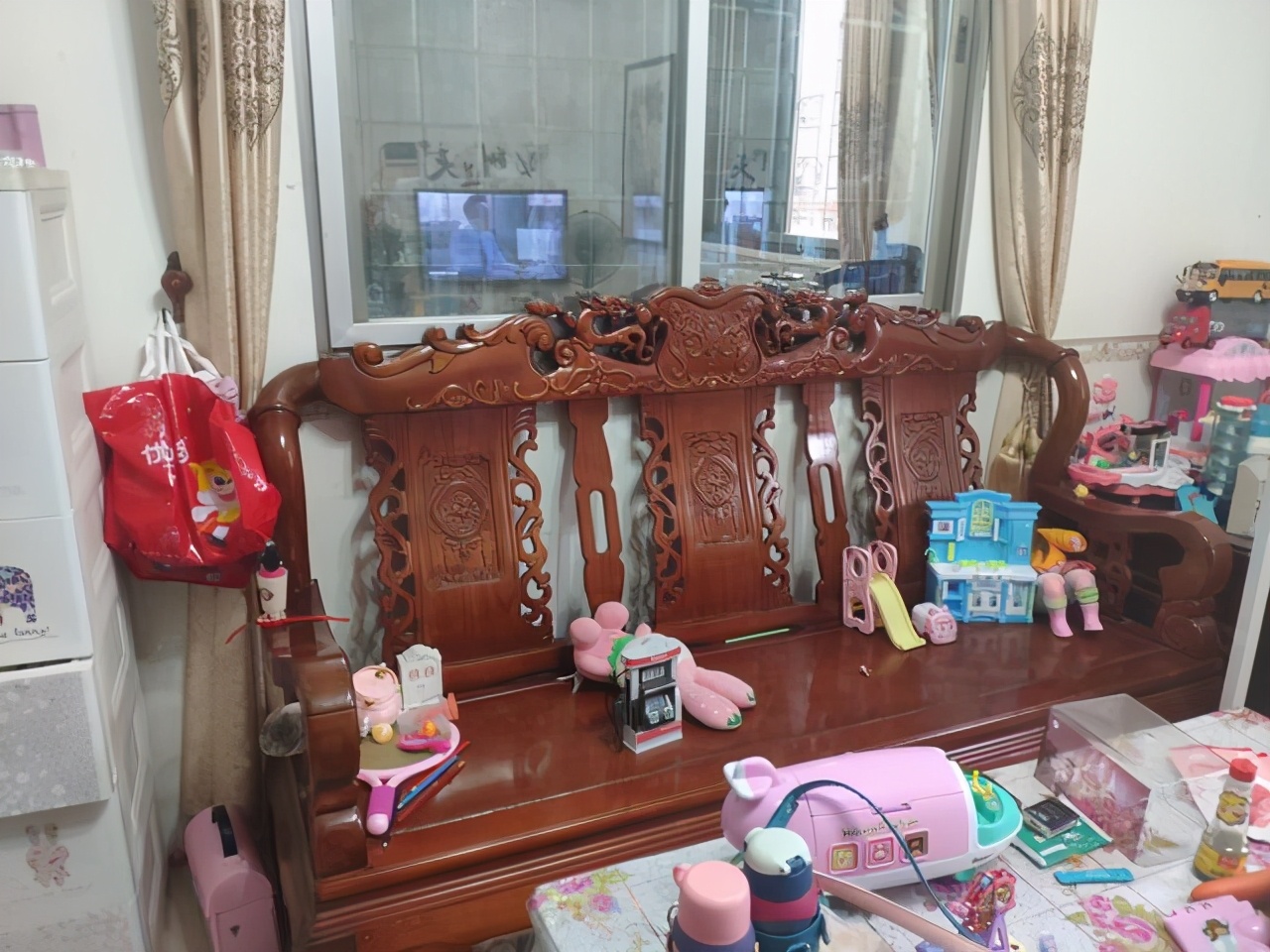 有些人买不起红木家具就说不好看,越来越多人不想买房子