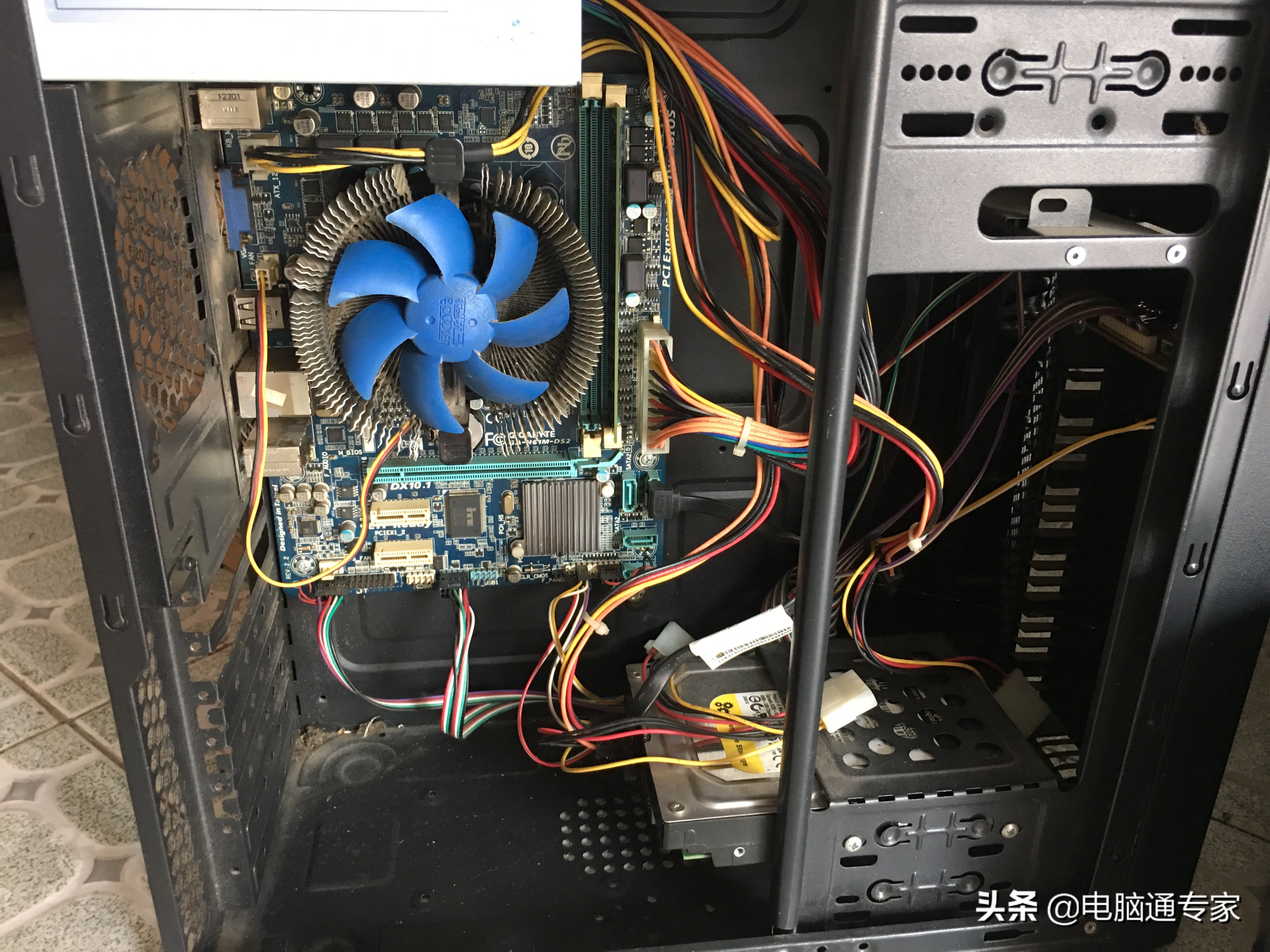 客户来店卖电脑，商家报价200元招客户直呼奸商，商家：滚走