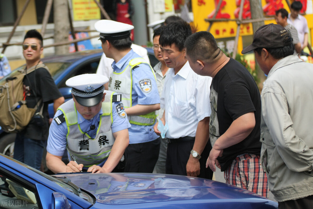 正确应对持刀歹徒,当遇到持刀歹徒该如何防身