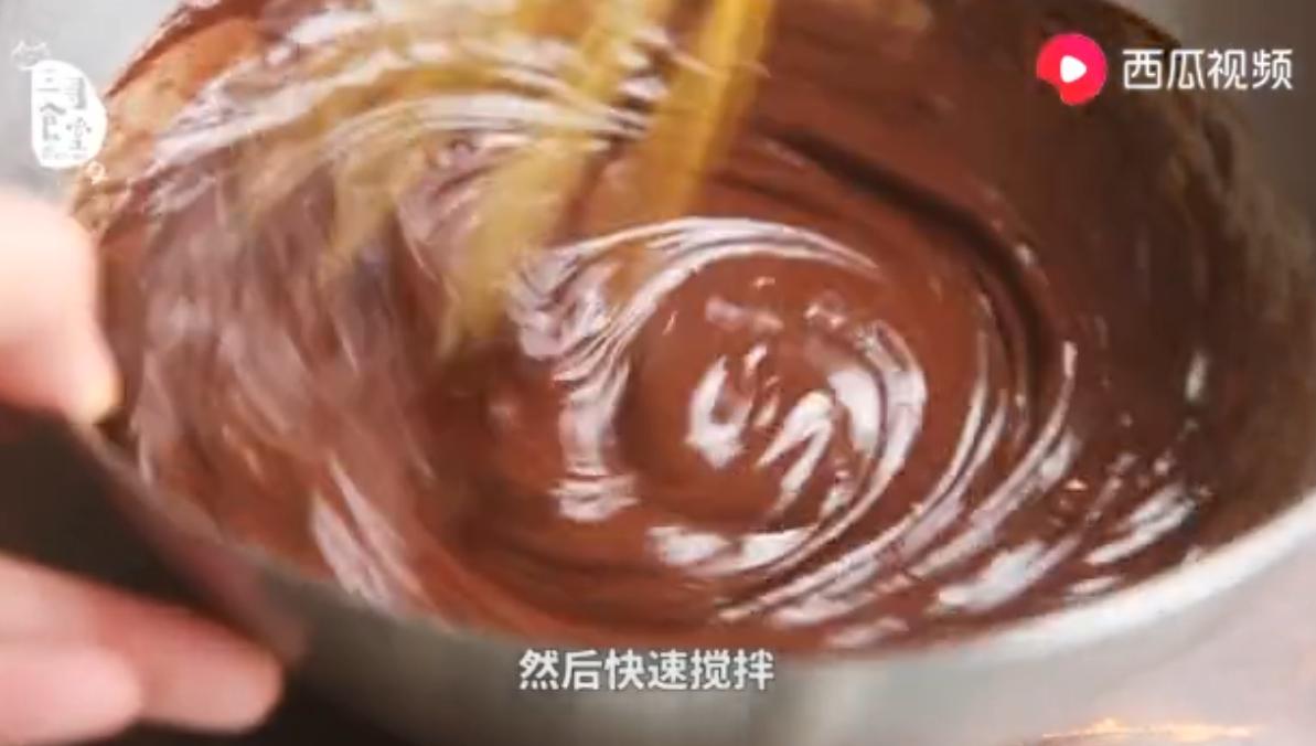 如何制作火山熔岩巧克力懒人版,自做熔岩巧克力