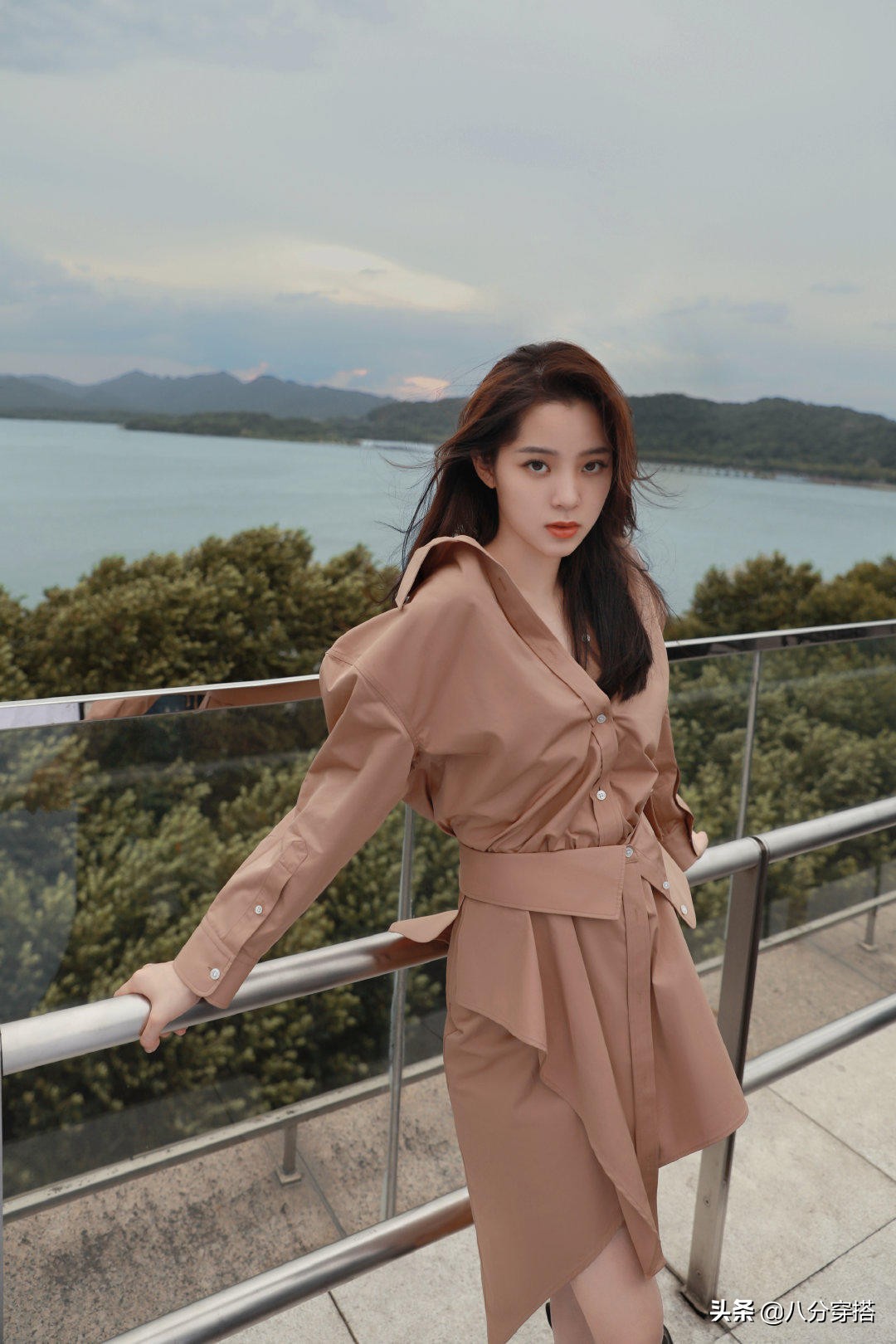 欧阳娜娜年纪虽小,品味却很好,一袭浅棕色衬衫连衣裙飒爽不羁