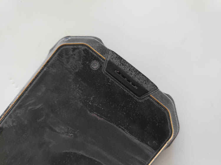 手机掉水里当场拿起来,手机掉入水中还可以正常使用