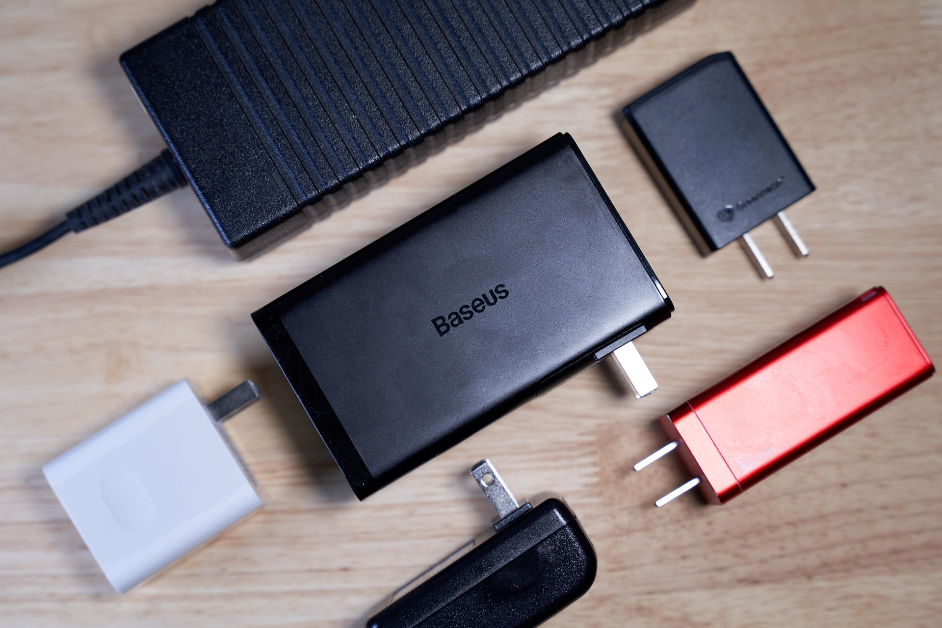 倍思能量堆充电宝,倍思无线充电宝加磁吸功能