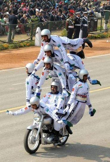 印度阅兵第一功臣是英国人？皇家恩菲尔德成就“人肉金字塔”辉煌