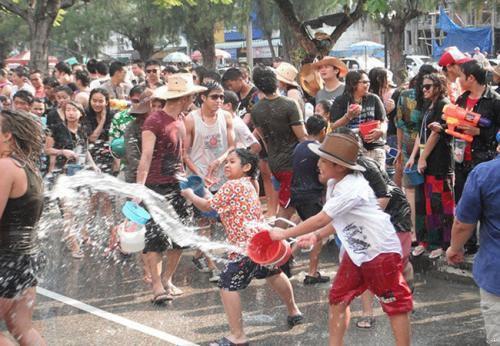 泰国泼水节搞笑事件,泰国泼水节最尴尬的场面