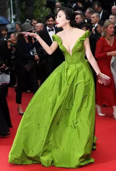 花百万走上红毯,戴安娜王妃红毯